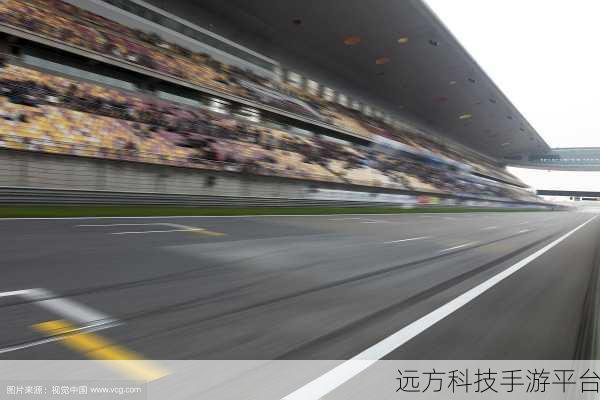 雪地公路飞驰,沥青赛道上的休闲冒险之旅