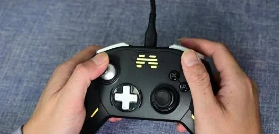 和平精英，游戏手柄加持，操作体验再升级