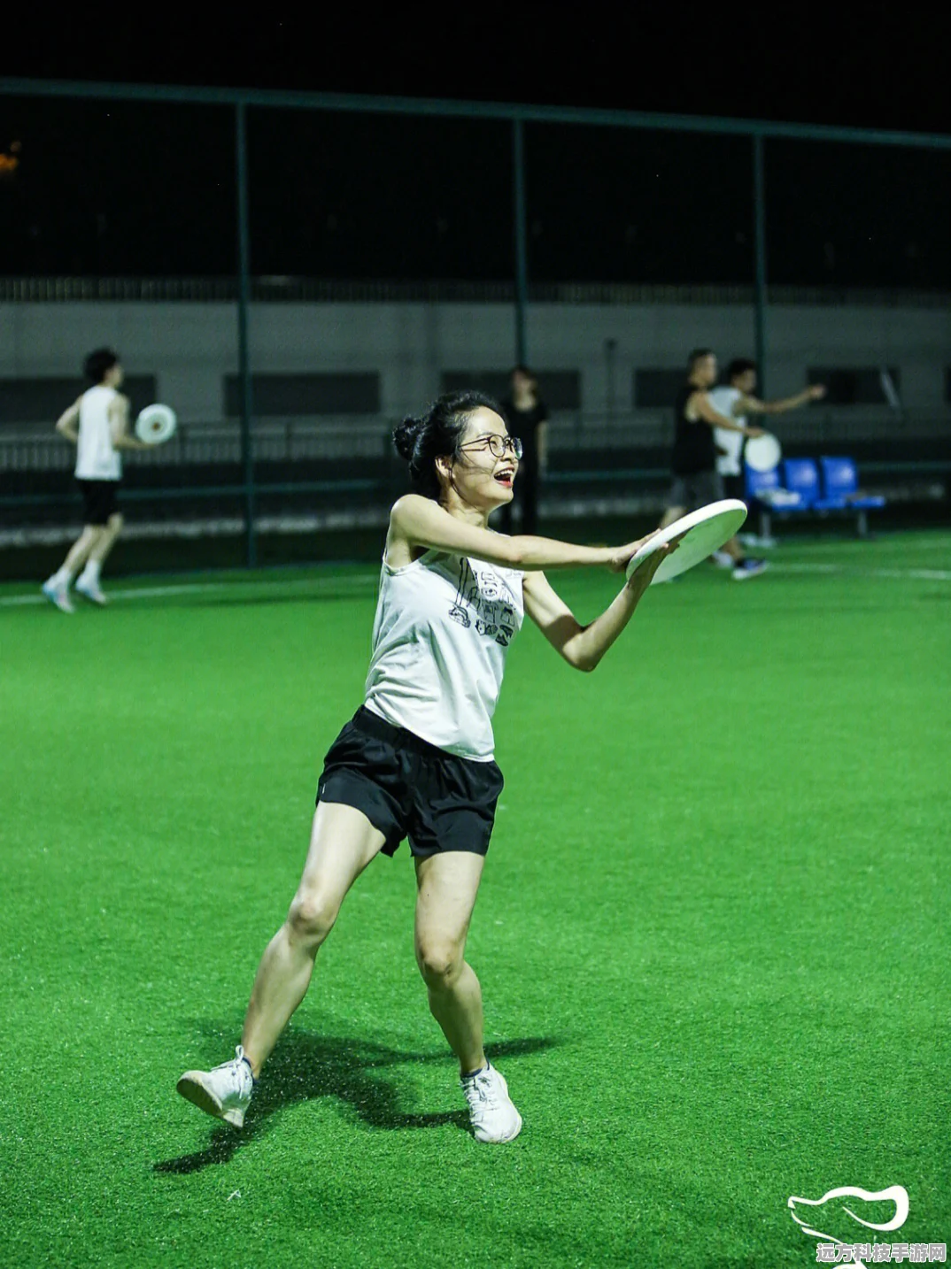 飞碟高手来袭，竖版传球新体验，休闲娱乐两不误
